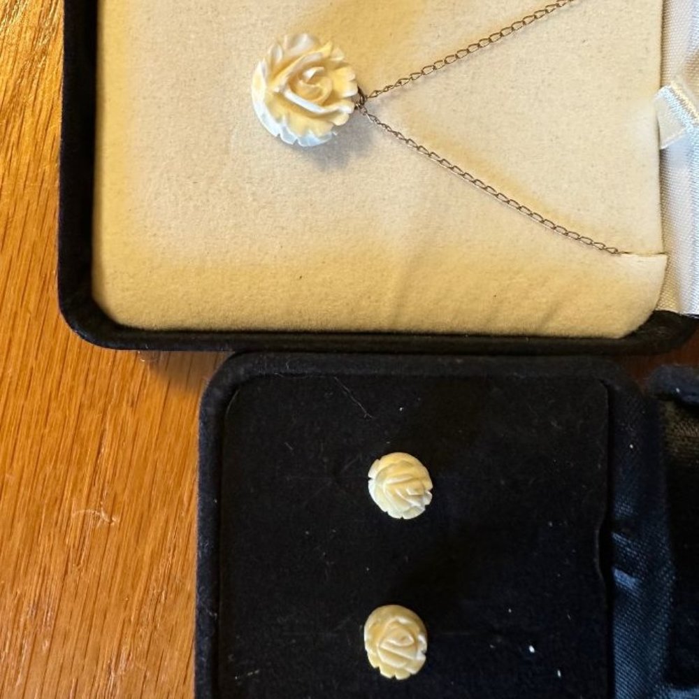 Beautiful ivory rose necklace and earrings set.